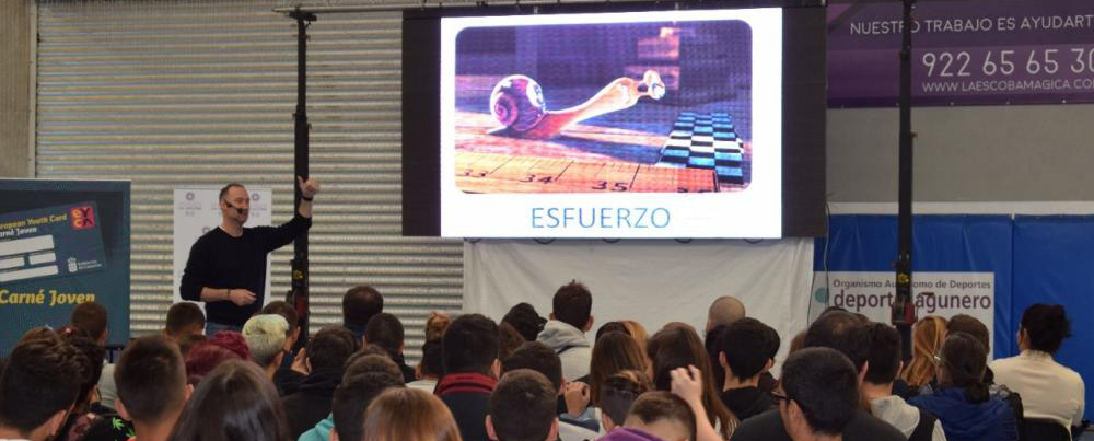 Pedro García Aguado explicó su ‘viaje de aprendizaje’ a jóvenes de 3º y 4º de la ESO de Tenerife